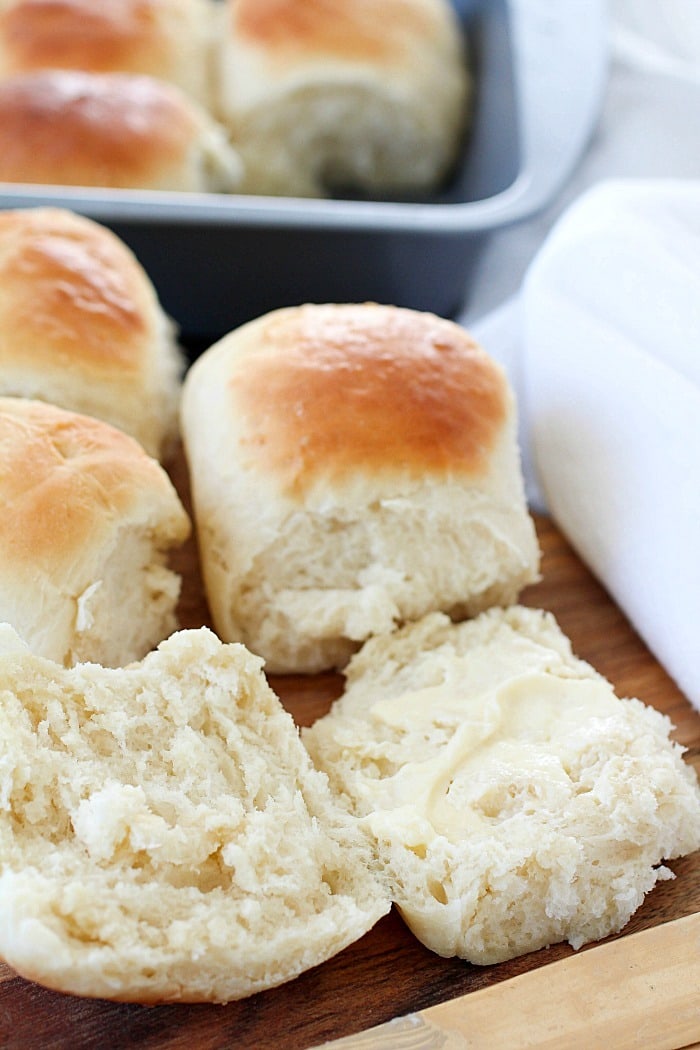 Easy Dinner Rolls that take only 30 minutes to make! This recipe produces a small batch of 15 rolls, making it perfect for a quick side dish any night of the week! Plus 20 more delicious bread recipes you won't want to miss!