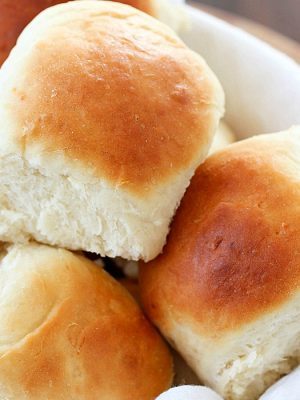 Easy Dinner Rolls that take only 30 minutes to make! This recipe produces a small batch of 15 rolls, making it perfect for a quick side dish any night of the week! Plus 20 more delicious bread recipes you won't want to miss!