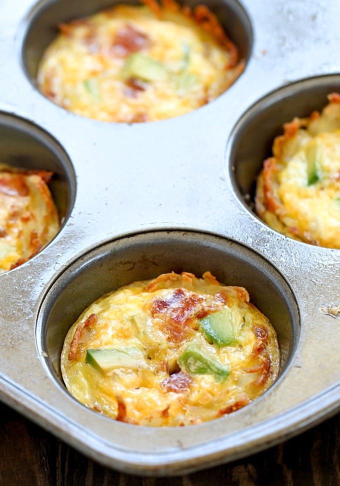 Easy Bacon Avocado Hash Brown Egg Cups - perfect for breakfast!