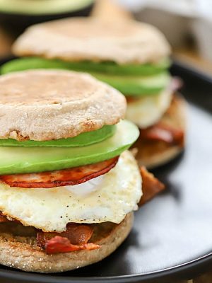 This Egg, Bacon and Avocado Breakfast Sandwich will get you going first thing in the morning! It's filled with yummy protein and of course, avocado! #AD