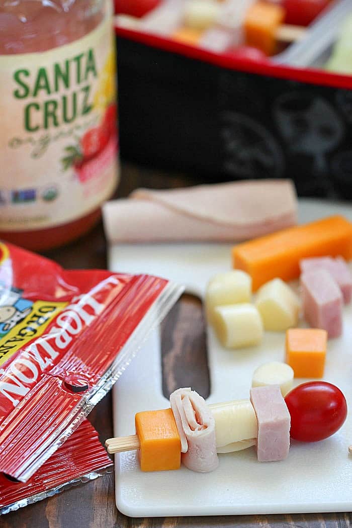 Change up your lunch with these Cheese & Turkey Kebabs! They're a fun lunchbox idea for both kids AND adults!