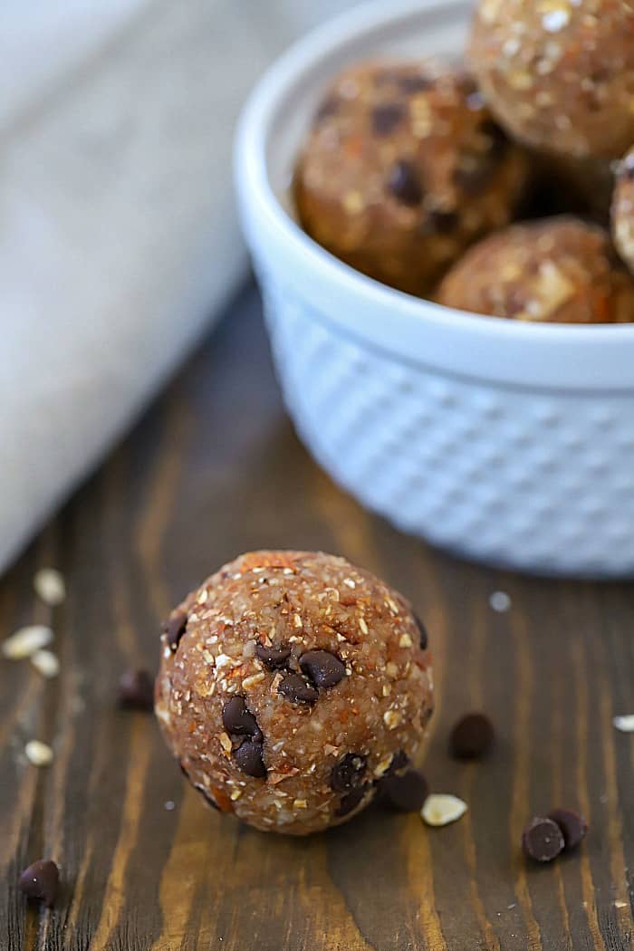 These Chocolate Almond Protein Energy Bites are tasty little protein bites that are perfect to grab on the go! They're SO yummy and have 5 grams of protein in each bite! #ad