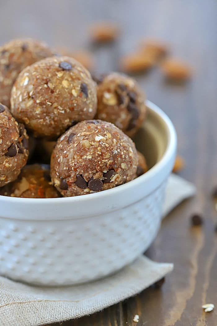 Make a batch of Chocolate Almond Protein Energy Bites to have to snack on during the week! There are 5 grams of protein in each ball! #AD