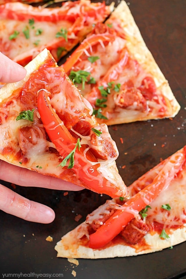 This Copycat Olive Garden Pepperoni & Sausage Flatbread Pizza is such a quick and easy dinner! Flatbread is layered with marinara sauce, roasted red peppers, pepperoni, sausage & cheese then baked. So easy and so delicious!! AD