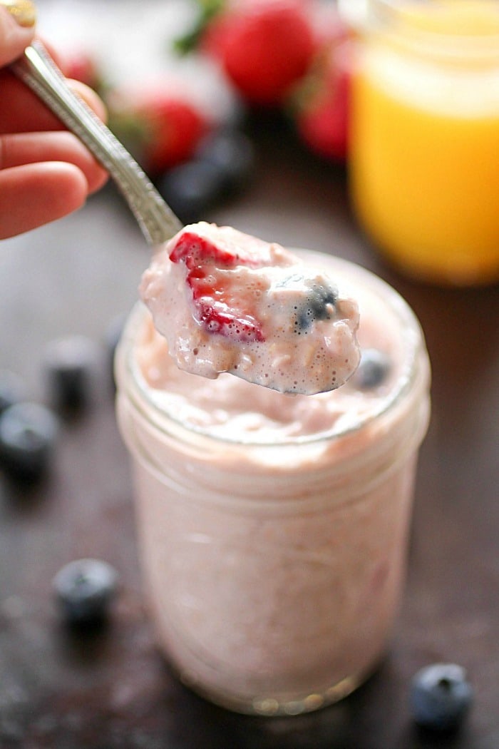 Overnight Oatmeal that's packed full of protein (13 grams), fiber (6 grams) and fruit. No-bake, with only 252 calories! Perfect breakfast to grab on the go! AD