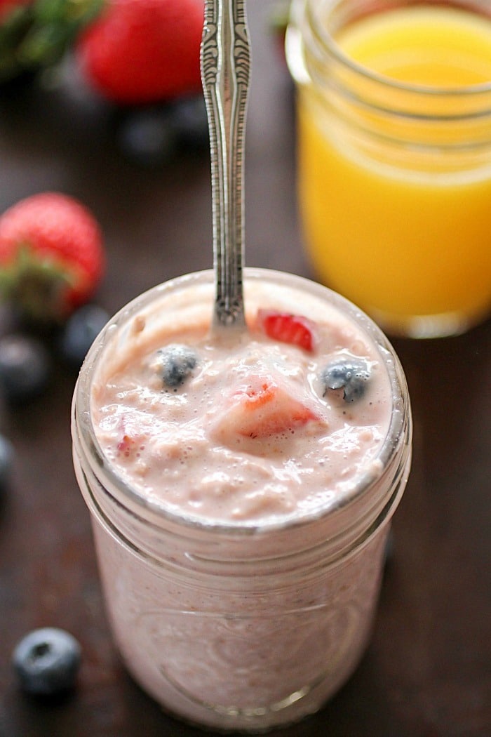 Overnight Oatmeal that's packed full of protein (13 grams), fiber (6 grams) and fruit. No-bake, with only 252 calories! Perfect breakfast to grab on the go! AD