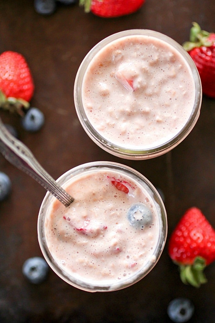 Overnight Oatmeal that's packed full of protein (13 grams), fiber (6 grams) and fruit. No-bake, with only 252 calories! Perfect breakfast to grab on the go! AD