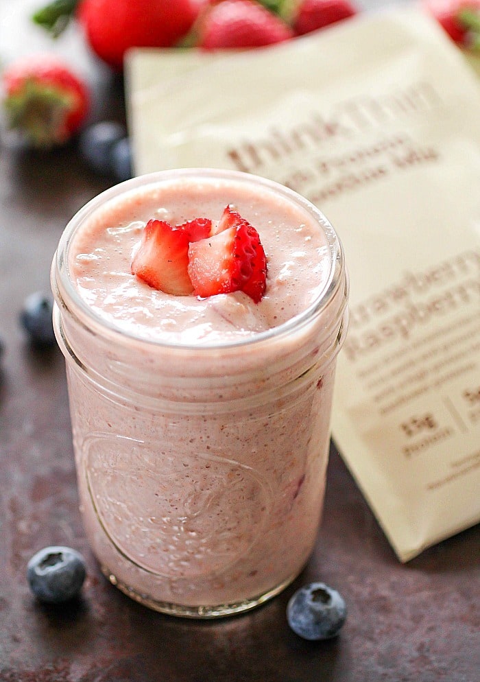 Overnight Oatmeal that's packed full of protein (13 grams), fiber (6 grams) and fruit. No-bake, with only 252 calories! Perfect breakfast to grab on the go! AD