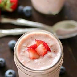 Overnight Oatmeal that's packed full of protein (13 grams), fiber (6 grams) and fruit. No-bake, with only 252 calories! Perfect breakfast to grab on the go! AD