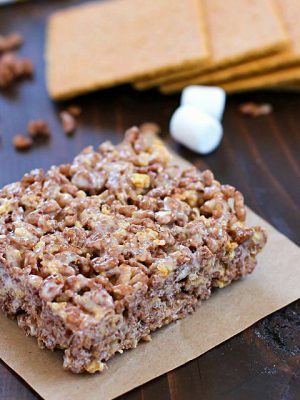 Take those boring rice krispies treats to a whole new level and make them into S'mores Rice Krispies Treats! With marshmallow, graham crackers and Cocoa Krispies, these S'mores Rice Krispies Treats are the BOMB!